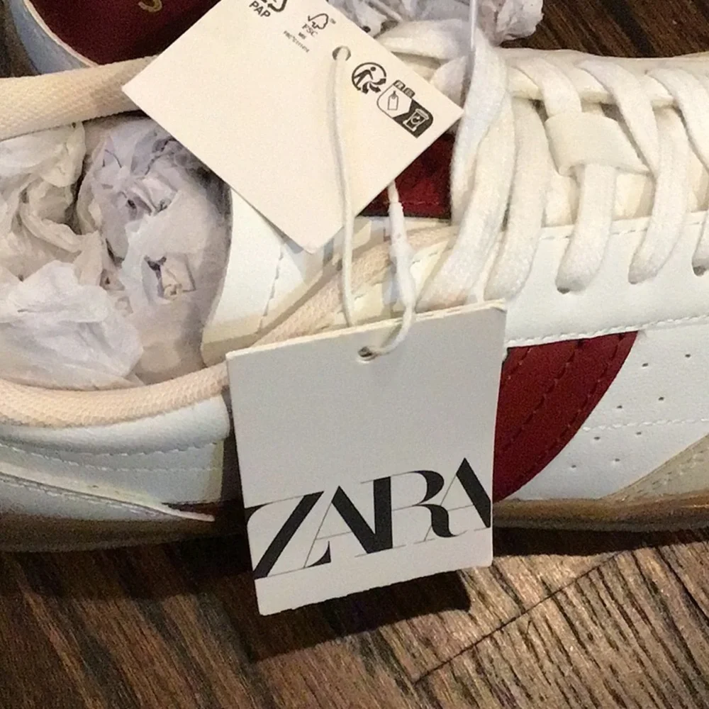 Zara- ATHLETIC SNEAKERS in white and burgundy red.